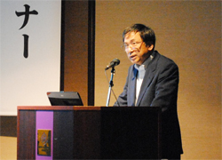 八尾和彦さんの活動報告の様子