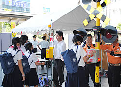 学生さんが非常ボタンを操作（京都）