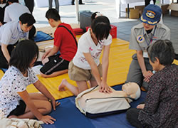 救急隊員もいっしょに救命処置を指導（三田）