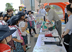 救急隊員の話を真剣に聞く子ども達(草津）