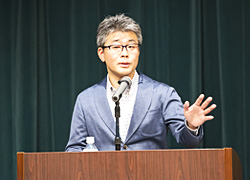 若松　英輔氏